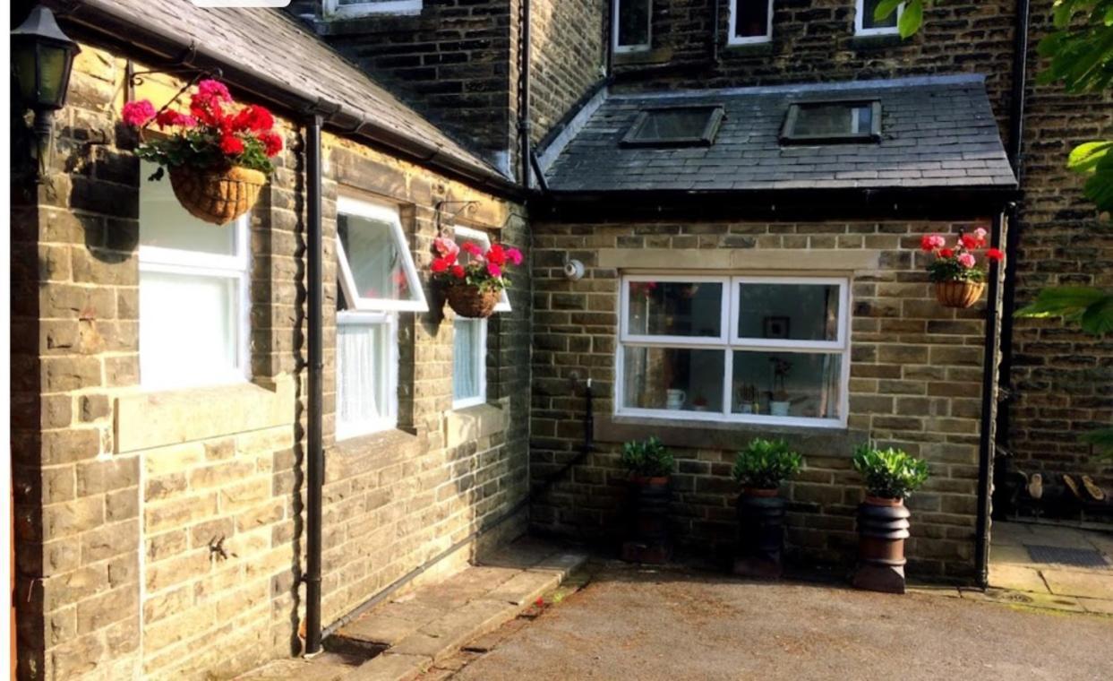 Private Annex To Victorian Villa, With Kitchen And Free Parking Todmorden Esterno foto